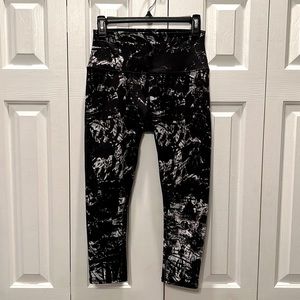 ALO Yoga 3/4 leggings. Size small.